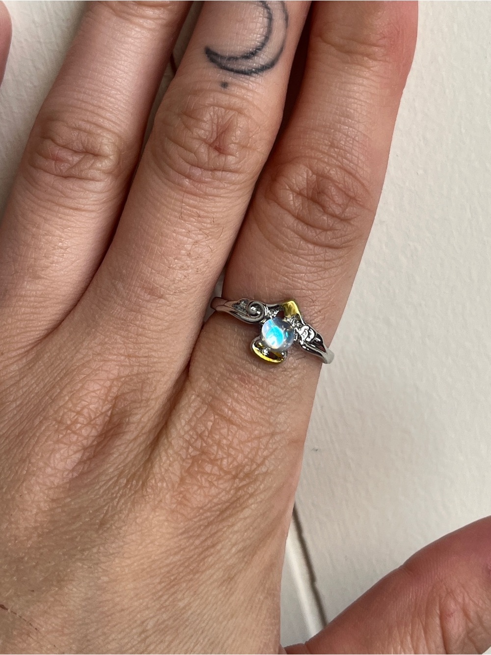Adjustable silver tone ring